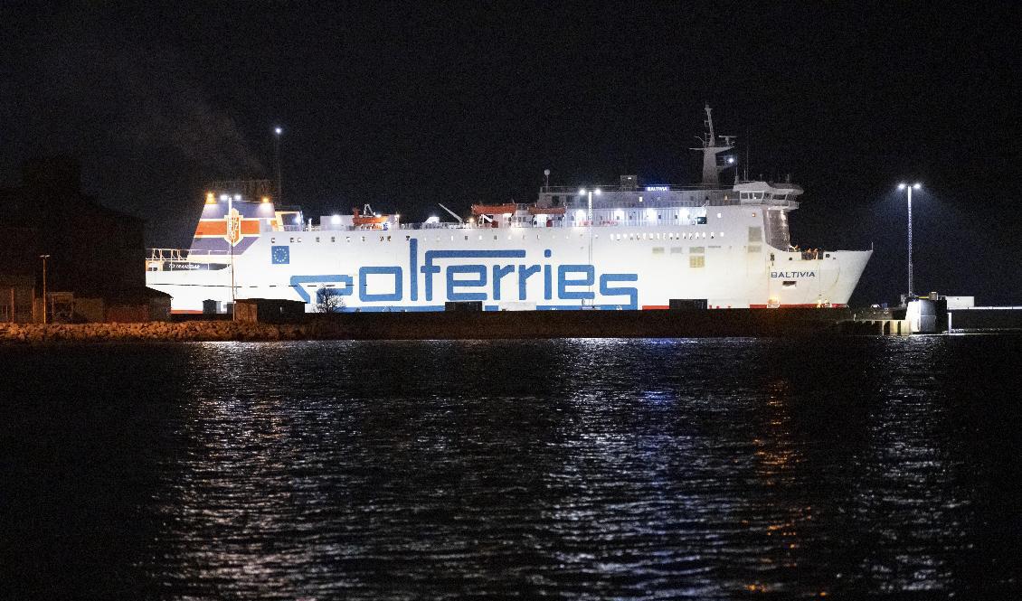 Polferries färja Baltivia lägger till i hamnen i Ystad. Arkivbild. Foto: Johan Nilsson/TT