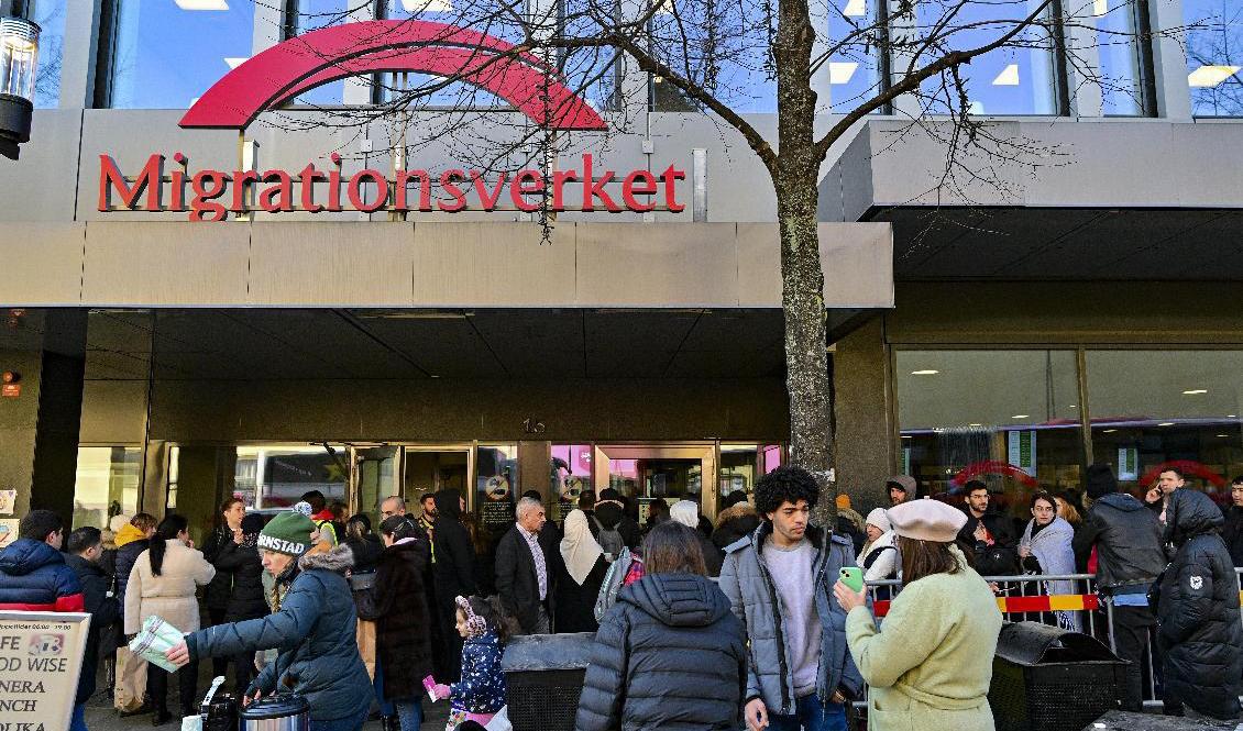 Flyktingar från Ukraina köar utanför Migrationsverket i Sundbyberg. Arkivbild. Foto: Jonas Ekströmer/TT