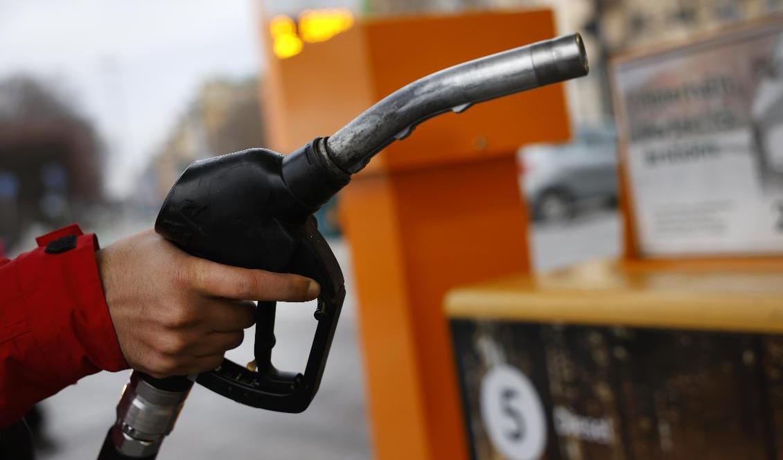 Priset på 95-oktanig bensin vid bemannade stationer höjdes med 30 öre till 21:54 kronor på torsdagen. Dieseln höjdes 55 öre till 26:52 kronor. Arkivbild. Foto: Fredrik Persson/TT