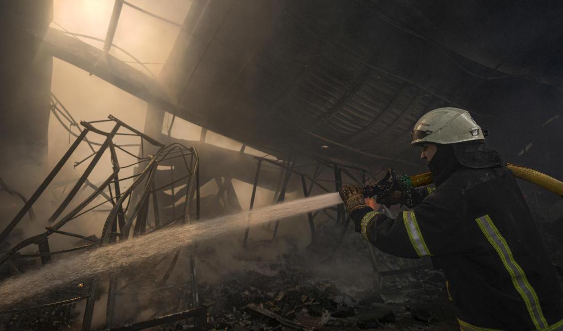 En ukrainsk brandman släcker en eld i ett förstört varuhus i Kievs utkant. Striden har hårdnat utanför huvudstaden. Foto: Vadim Ghirda/AP/TT