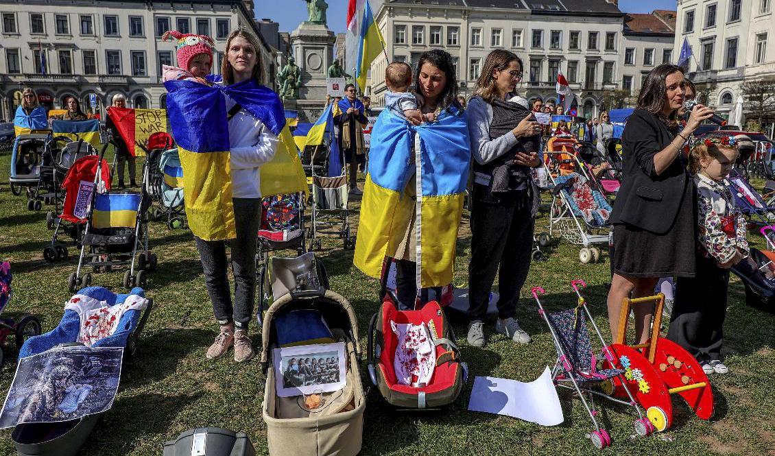 Demonstranter utanför EU-parlamentet i Bryssel på fredagen manar till mer stöd för Ukraina. Fast fler sanktioner får de vänta på. Foto: Olivier Matthys/AP/TT