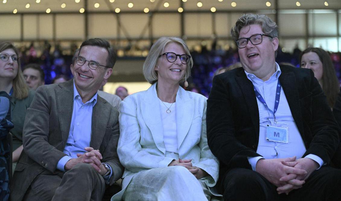 Moderaternas partiledare Ulf Kristersson, vice partiledare och ekonomisk-politiska talesperson Elisabeth Svantesson och partisekreterare Gunnar Strömmer på valmöte i Örebro. Foto: Fredrik Sandberg/TT