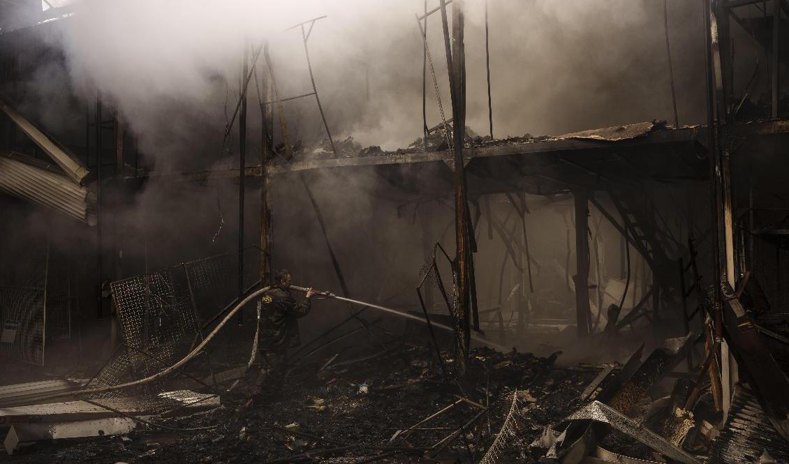 Släckningsarbete pågår efter en rysk attack i Charkiv. Foto: Felipe Dana/AP/TT