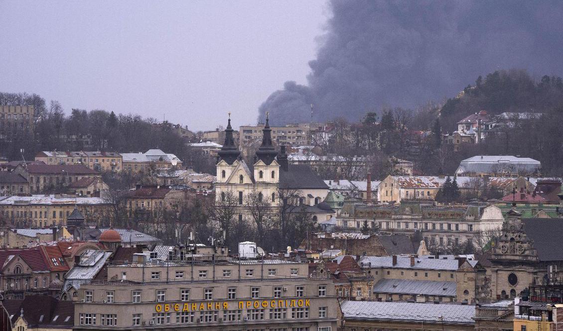 Svart rök stiger över Lviv i nordvästra Ukraina på lördagen. Foto: Nariman El-Mofty/AP/TT