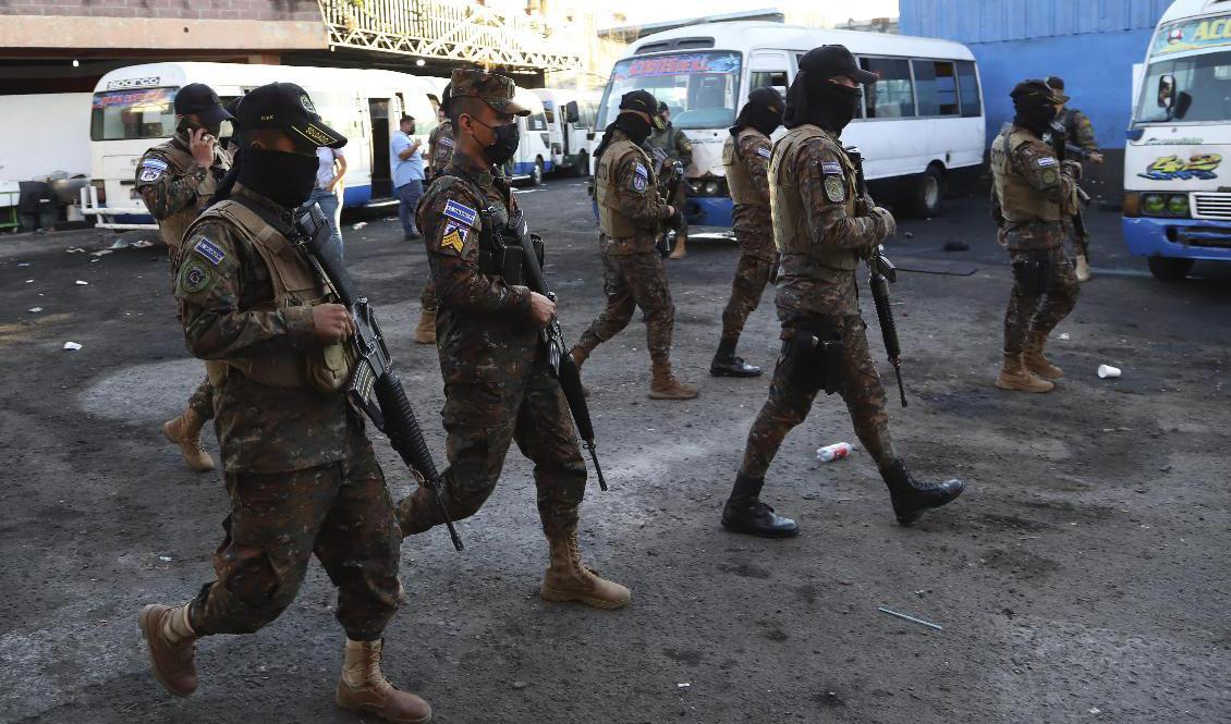 Soldater utanför en bussterminal i San Salvador. Arkivbild. Foto: Salvador Melendez/AP/TT