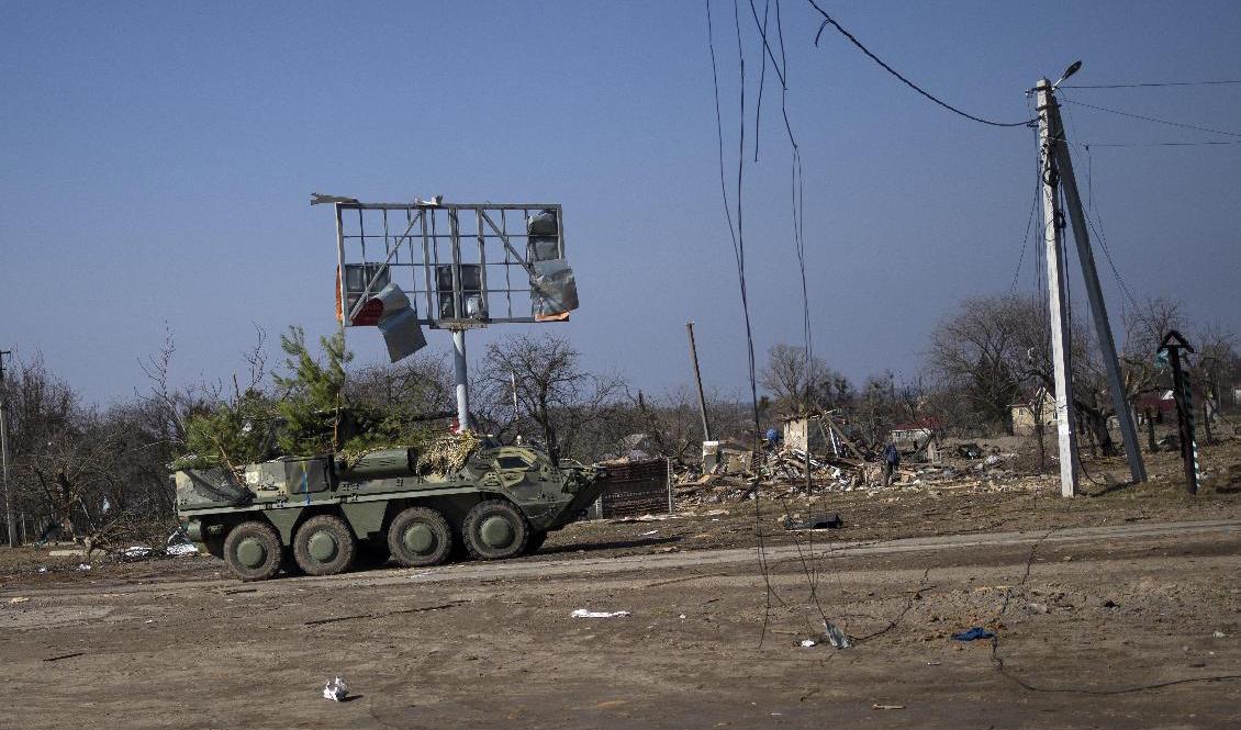Ett ukrainskt pansarfordon rullar mot fronten. Foto: Rodrigo Abd/AP/TT