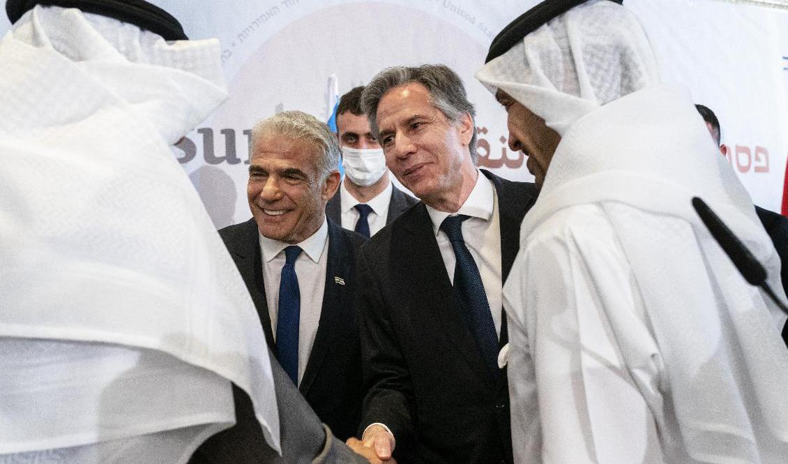 Israels utrikesminister Yair Lapid och USA:s Antony Blinken skakar hand med Abdullatif bin Rashid al-Zayani, Bahrain, samt schejk Abdullah bin Zayed Al Nahyan från Förenade arabemiraten. Foto: Jacquelyn Martin/AP/TT