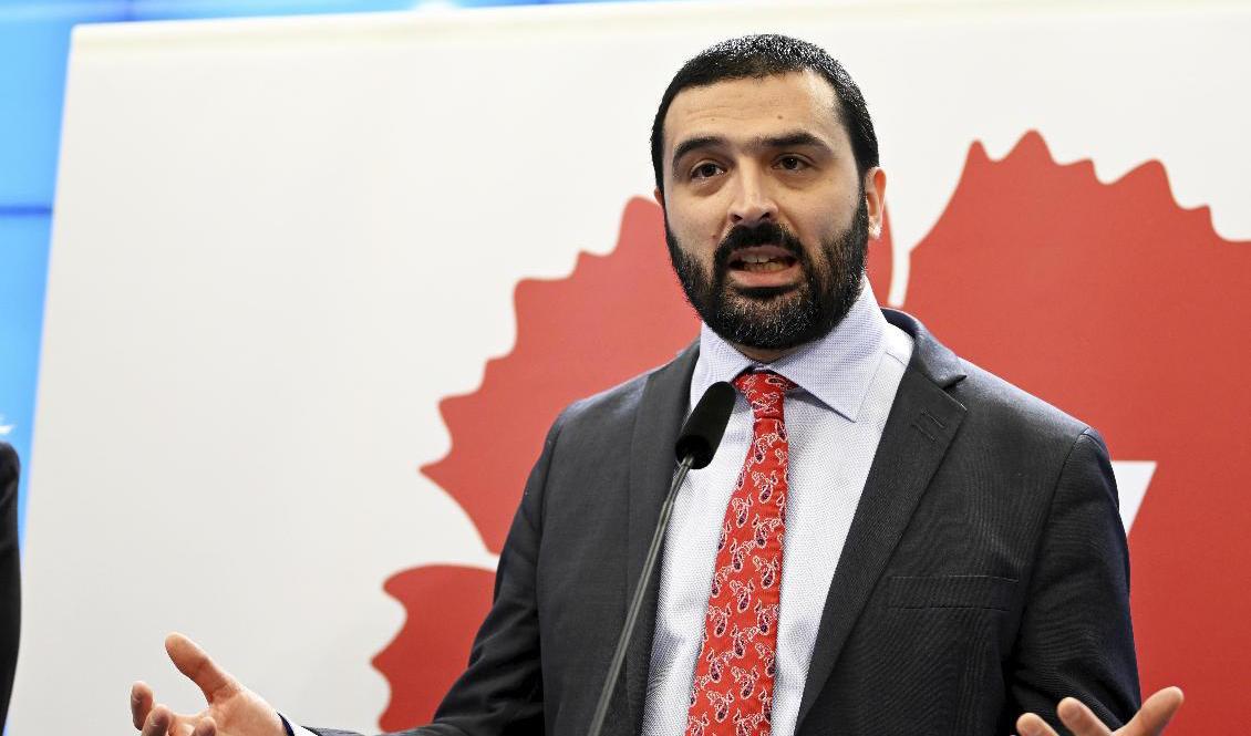 Vänsterpartiets ekonomisk-politiska talesperson Ali Esbati vill höra mer från regeringen innan han är beredd att ge upp helt om kravet på noll energiskatt på bensin och diesel en tid. Foto: Anders Wiklund/TT