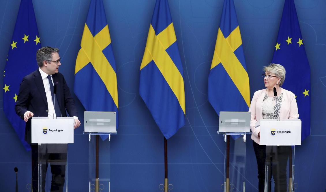 Bostadsminister och biträdande arbetsmarknadsminister Johan Danielsson och Arbetsmiljöverkets generaldirektör Erna Zelmin varnar för att ukrainska flyktingar kan utnyttjas på svensk arbetsmarknad. Foto: Christine Olsson/TT