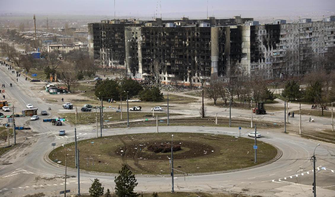 Flerfamiljshus i Mariupol skadade av kriget, som drabbat staden hårt. Foto: Alexei Alexandrov/AP/TT