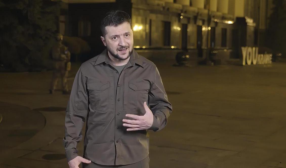 Ukrainas president Voldymyr Zelenskyj under en av sina nattliga uppdateringar från Kiev. Foto: Ukrainas presidentkontor/AP/TT