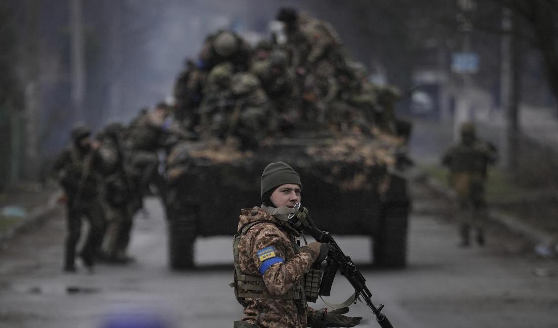 Ukrainska soldater i Kiev på lördagen. Foto: Vadim Ghirda/AP/TT
