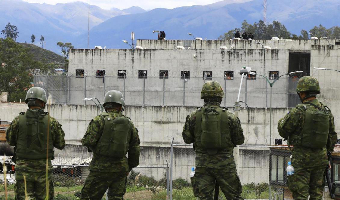 Soldater på vakt utanför fängelset el Turi i Cuenca, Ecuador. Foto: Marcelo Suquilanda/AP/TT