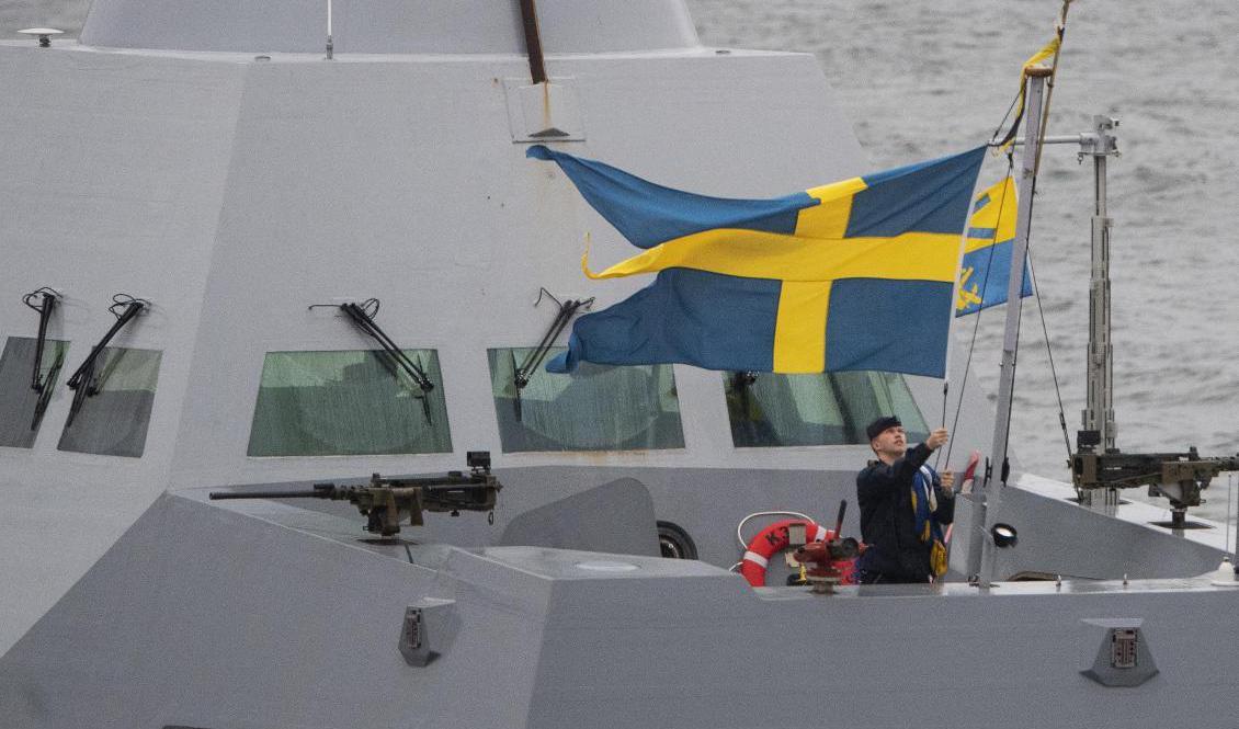 En matros på flottans korvett Helsingborg hissar den svenska flaggan. Arkivbild. Foto: Fredrik Sandberg/TT