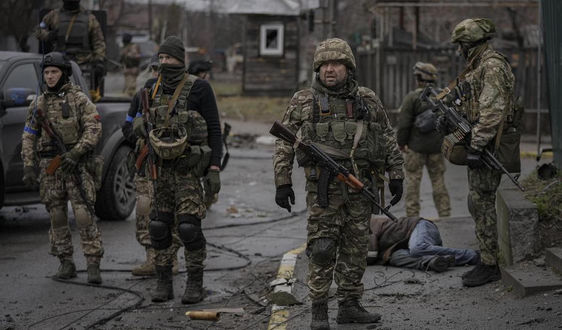 Ukrainsk militär i staden Butja efter den ryska reträtten. Ryssland anklagas för krigsbrott efter att döda civila hittats på gatorna. Foto: Vadim Ghirda/AP/TT