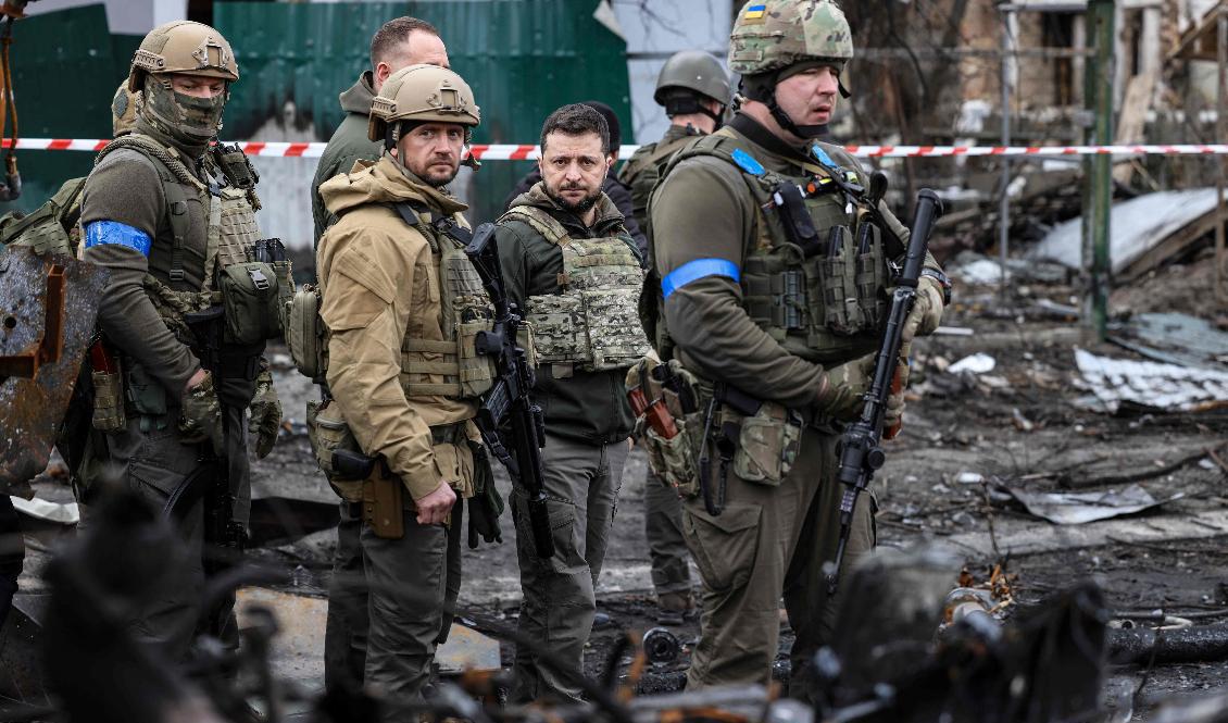 President Volodymyr Zelensky (i mitten) på plats nordväst om huvudstaden Kiev, där ryska trupper tidigare ockuperat. Foto: Ronaldo Schemidt/AFP/TT