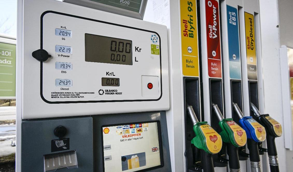 En majoritet i riksdagen vill se nya åtgärder för lägre pris på bensin och diesel. Arkivbild. Foto: Janerik Henriksson/TT
