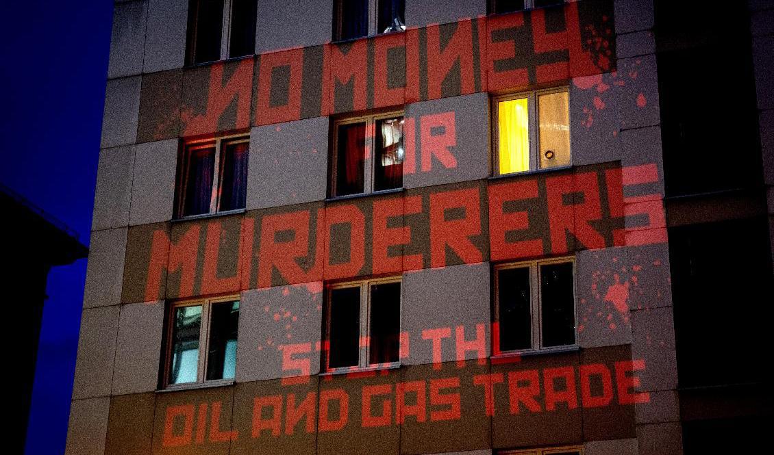"Inga pengar till mördare, stoppa olje- och gashandeln", står projicerat på det ryska konsulatet i Frankfurt. Nya sanktioner är på gång från EU mot Ryssland – men ännu inte mot gas och olja. Arkivfoto. Foto: Michael Probst/AP/TT