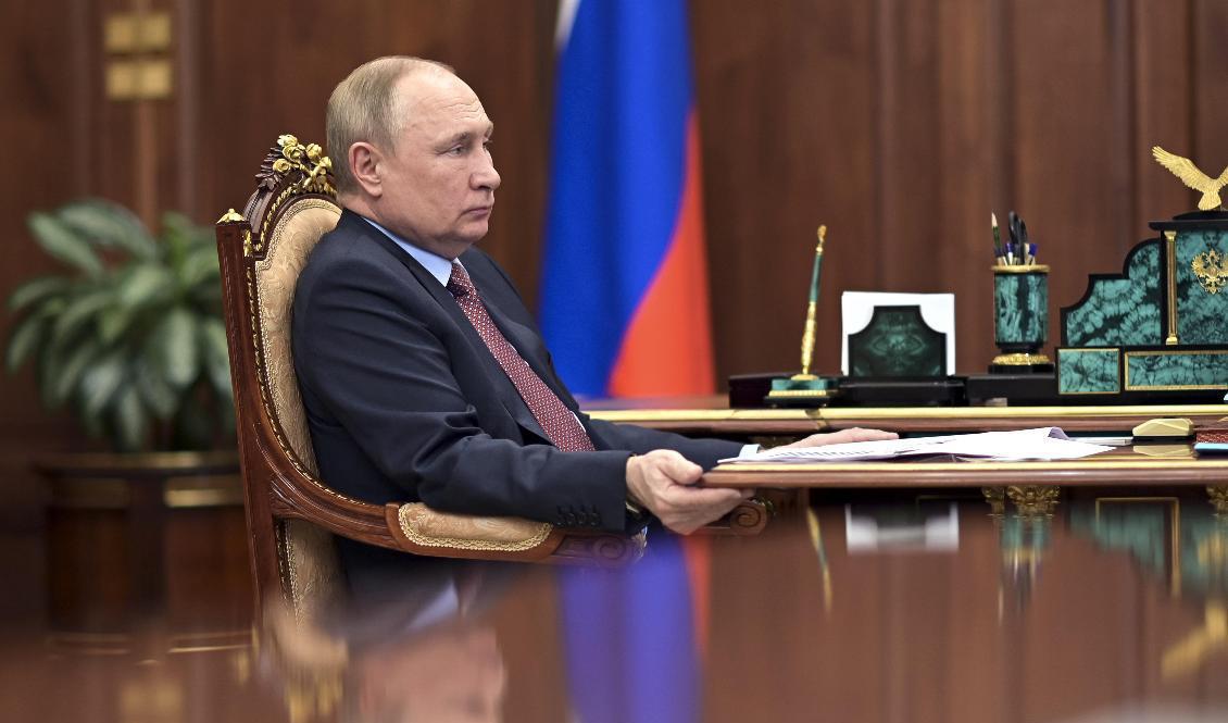 Rysslands president Vladimir Putin i möte i Kreml den 6 april. Foto: Mikhail Klimentyev/Kreml via AP/TT