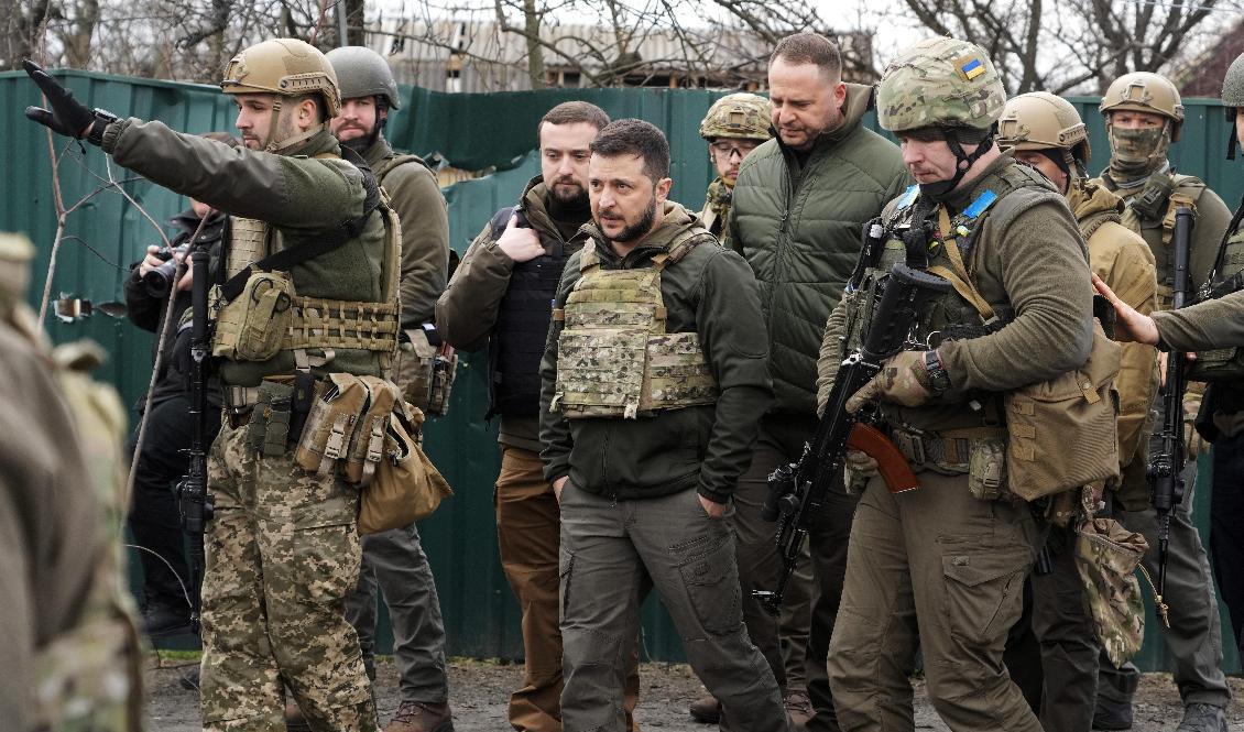 President Volodymyr Zelenskyj besökte staden Butja i måndags. Foto: Efrem Lukatsky/AP/TT