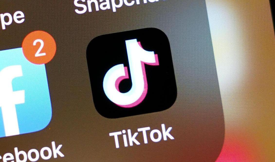 Den populära appen Tiktok erbjuder sina, ofta unga, användare ett oändligt flöde av korta videoklipp. Arkivbild. Foto: Lise Åserud/NTB/TT