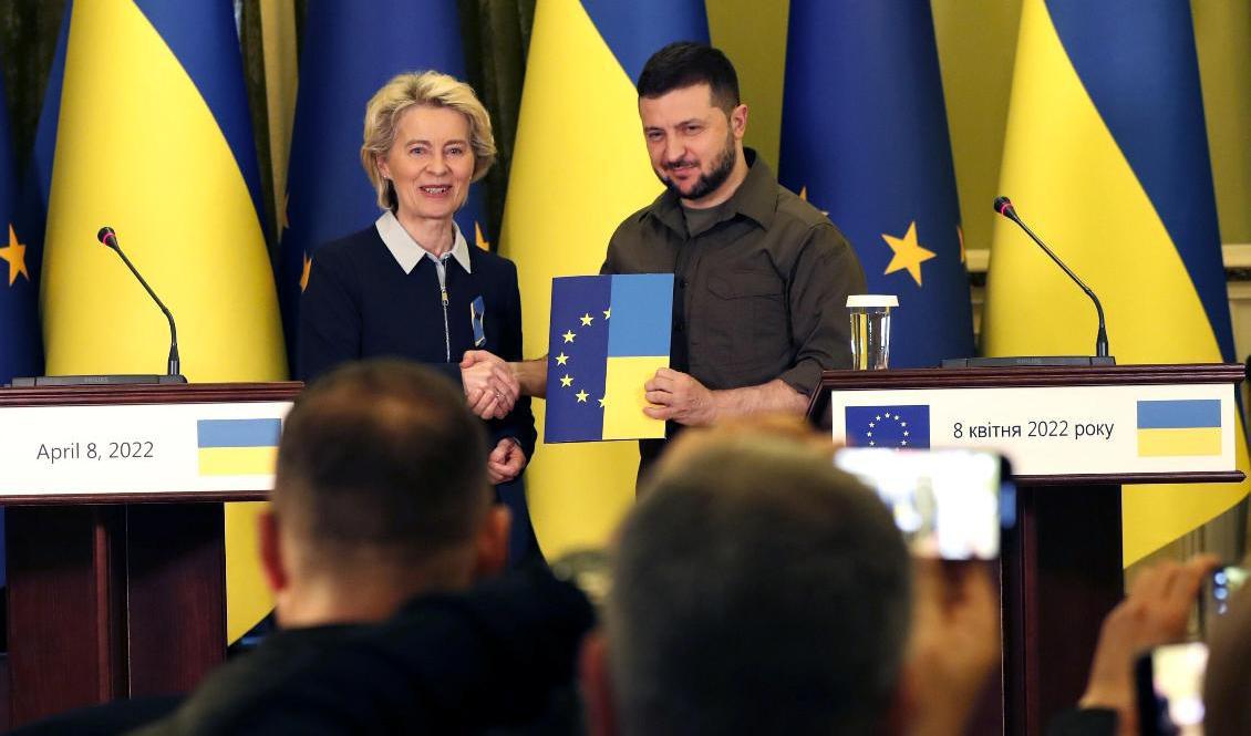 EU-kommissionens ordförande Ursula von der Leyen och Ukrainas president Volodomyr Zelenskyj. Von der Leyen överräcker ett frågeformulär som ska påbörja Ukrainas process att ansöka om EU-medlemskap. Foto: Adam Schreck/AP Photo/TT