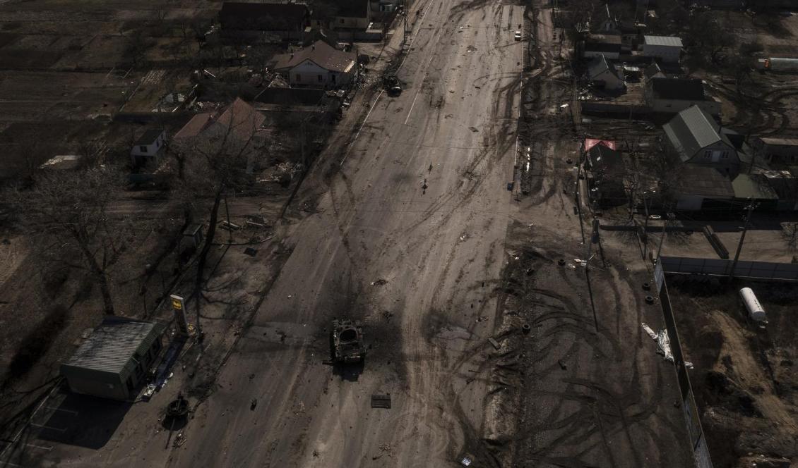 Förstörda ryska pansarfordon nära Brovary, norr om Kiev. Svenska frivilliga är positionerade norr om Kiev och ska vara indelade i små jägarpatruller som uppges hjälpa ukrainska armén att slå ut ryska fordon. Bilden togs den 10 mars. Foto: Felipe Dana/AP/TT