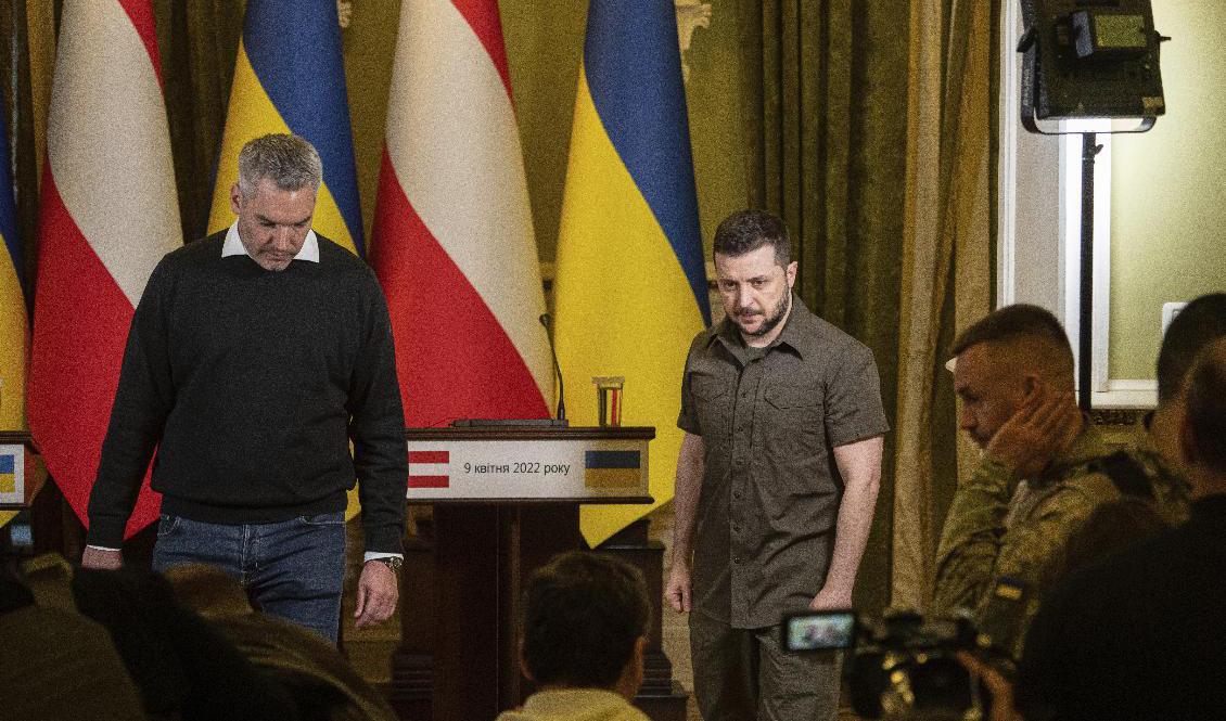 Österrikes förbundskansler Karl Nehammer (till vänster) besökte Ukrainas president Volodymyr Zelenskyj i huvudstaden Kiev i lördags. På måndag reser han till Moskva och träffar Rysslands president Vladimir Putin. Foto: Evgeniy Maloletka/AP/TT