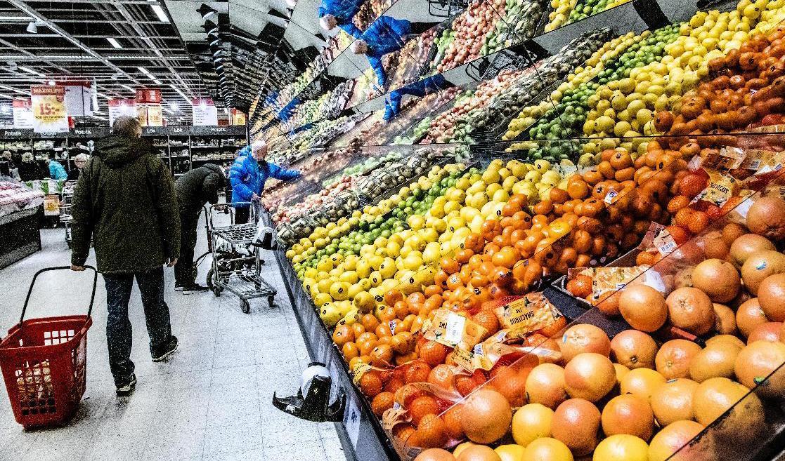 Priserna har skjutit i höjden på matvaror, särskilt frukt och grönt. Priset för tomater har ökat med 29 procent sedan förra året och apelsiner är 24 procent dyrare. Arkivbild. Foto: Tomas Oneborg/SvD/TT