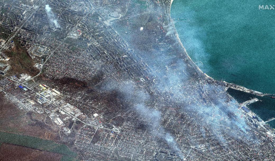 Satellitbild över hamnområdet i Mariupol. Bilden är tagen 9 april. Foto: AP/TT