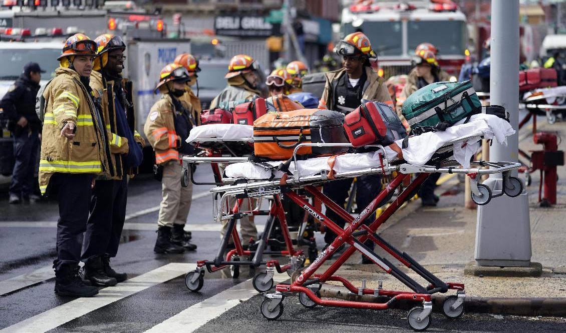 Räddningspersonal vid tunnelbanestationen efter dådet. Foto: John Minchillo/AP/TT