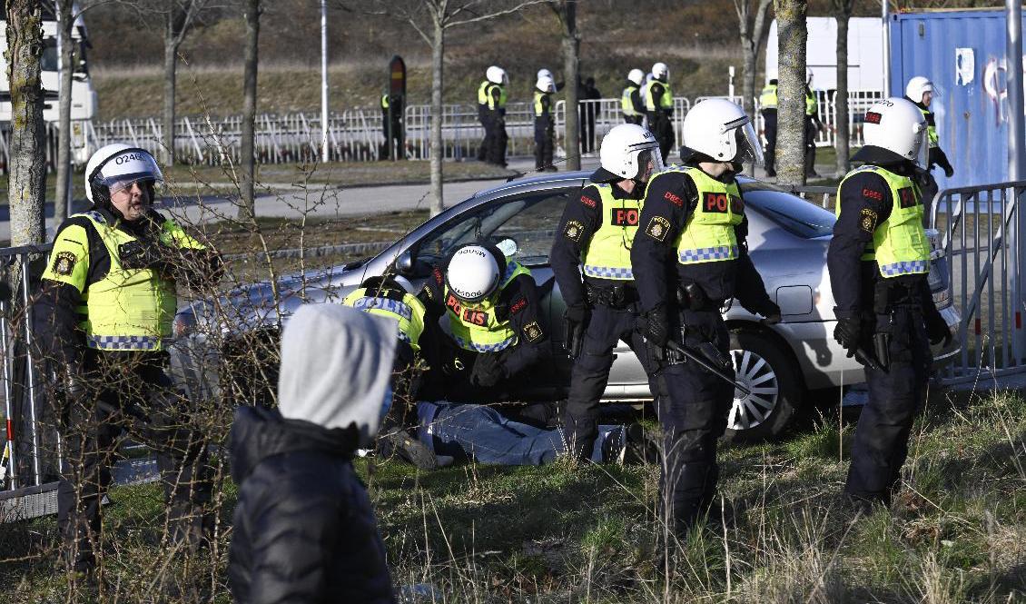 En bil körde in i avspärrningen vid Rasmus Paludans möte i Malmö. Föraren greps. Foto: Johan Nilsson/TT