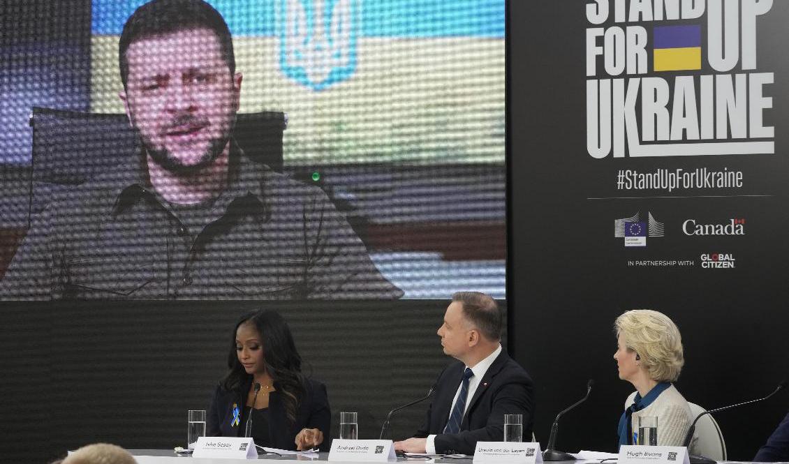 EU-kommissionens ordförande Ursula von der Leyen, till höger, Polens president Andrzej Duda, i mitten, och Ukrainas president Volodymyr Zelenskyj under förra helgens givar konferens. Foto: Czarek Sokolowski/AP/TT