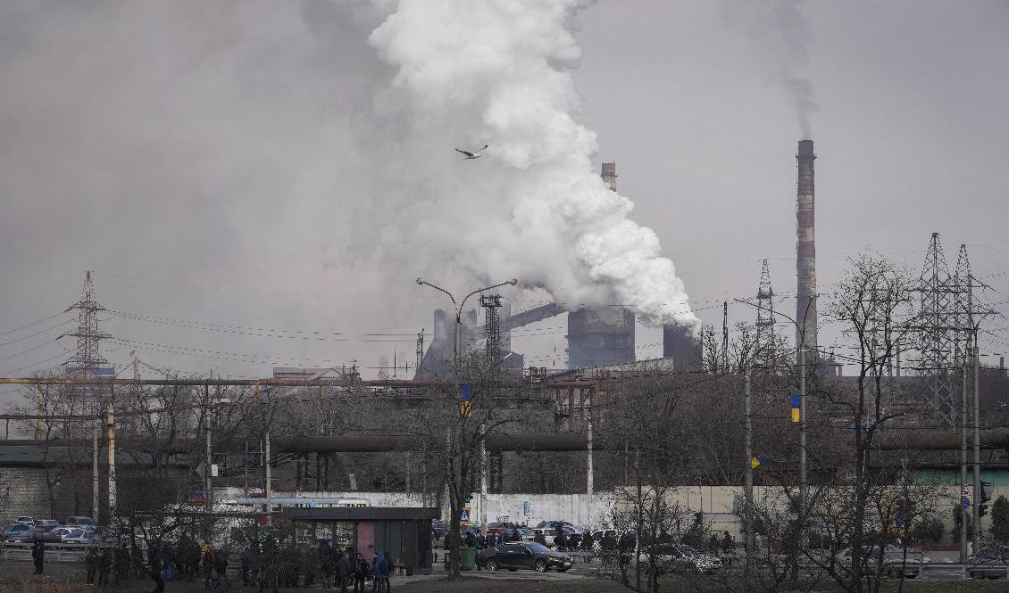Järn- och stålverket Azovstal i utkanten av staden Mariupol. Bild från den 23 februari, dagen före Rysslands invasion. Foto: Sergei Grits/AP/TT