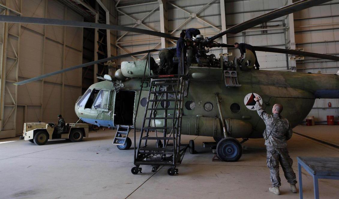 En amerikansk helikopter av Mi-17-typ. USA ska skicka elva sådana helikoptrar till Ukraina. Arkivbild. Foto: Dar Yasin/AP/TT