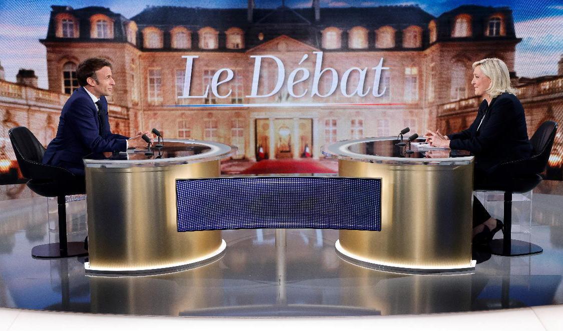 President Emmanuel Macron och utmanaren Marine Le Pen bänkade för årets avslutande valdebatt i fransk tv. Foto: Ludovic Marin/AP/TT