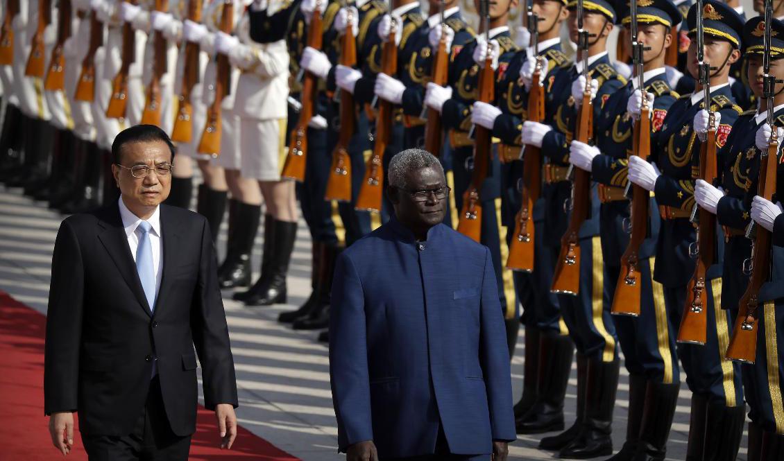 Kinas premiärminister Li Keqiang med Salomonöarnas Manasseh Sogavare i Peking 2019. Foto: Mark Schiefelbein/AP/TT