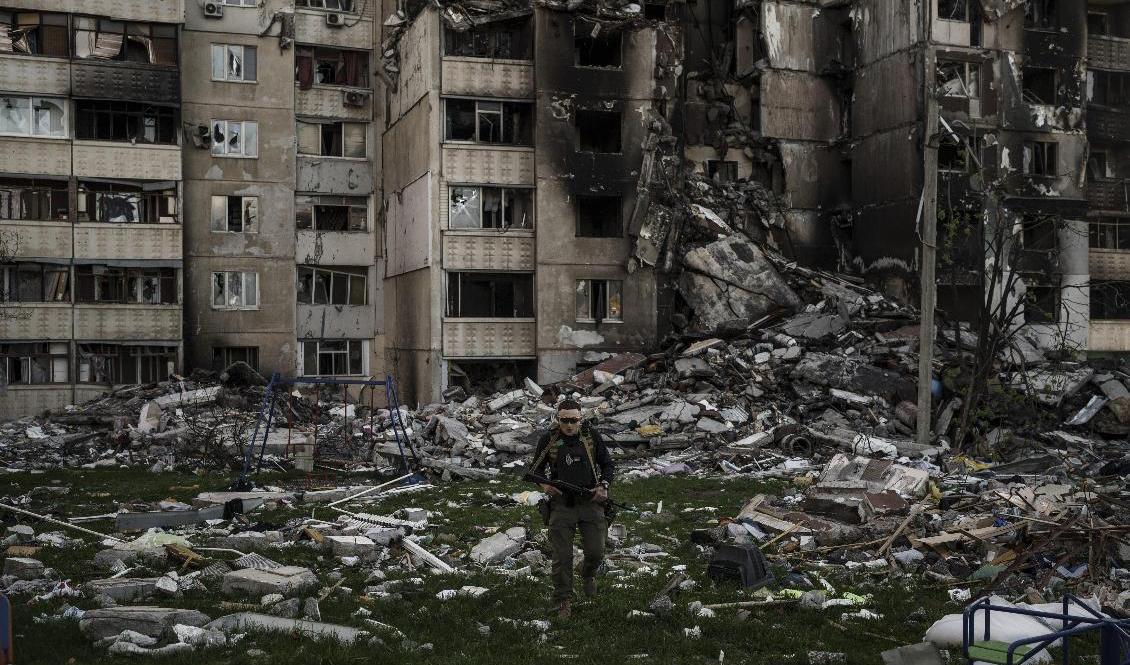 En ukrainsk soldat rör sig i Charkiv som på nytt attackerats av Ryssland. Foto: Felipe Dana/AP/TT