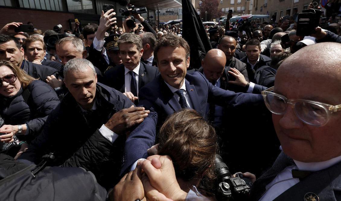 Emmanuel Macron besökte en marknad på ett torg i Cergy nordväst om Paris på onsdagen. Foto: Benoit Tessier/poolfoto via AP/TT