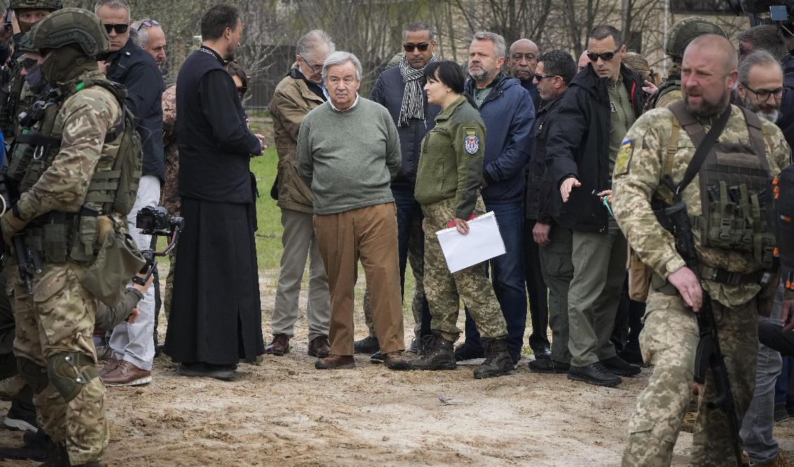 FN:s generalsekreterare António Guterres står intill en massgrav i Butja, utanför Kiev. Foto: Efrem Lukatsky/AP/TT