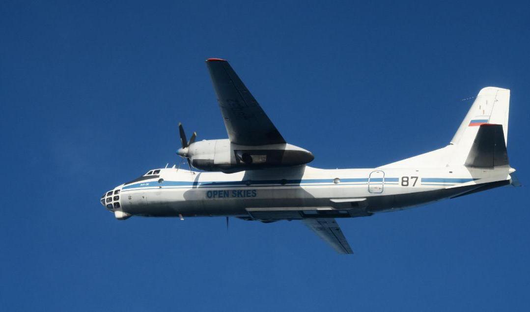 Ett ryskt propellerplan av typen AN-30 kränkte svenskt luftrum den 29 april och fotades av svenska jaktplan. Foto: Försvarsmakten