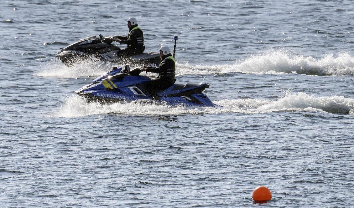Både polisen och Kustbevakningen har rätt att kontrollera att vattenskoterförare har förarbevis. Arkivbild. Foto: Johan Nilsson/TT