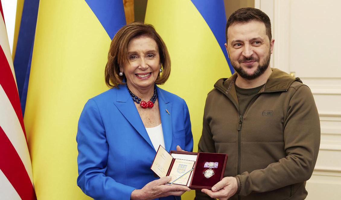Representanthusets talman Nancy Pelosi träffar Ukrainas president Volodymyr Zelenskyj i Kiev. Foto: Pressbild/AP/TT