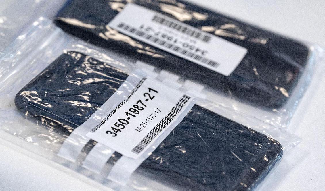 Två beslagtagna Anomtelefoner. Arkivbild från ett annat fall. Foto: Johan Nilsson/TT