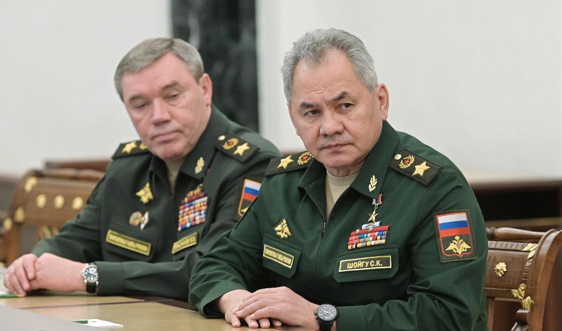Rysslands försvarsminister Sergej Sjojgu till höger, bredvid Valerij Gerasimov på en bild från 27 februari. Foto: Alexei Nikolsky/AP/TT