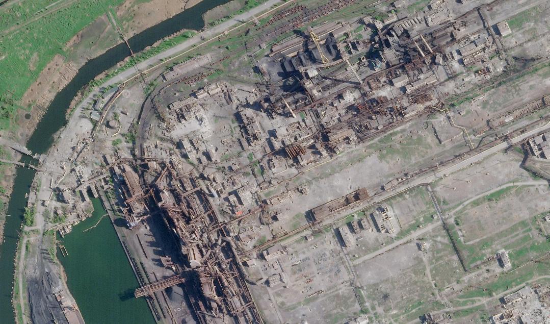 
Det sönderbombade stålverket i Mariupol från ovan i en satellitbild från Planet Labs tagen på söndagen. Foto: Planet Labs PBC/AP/TT                                            