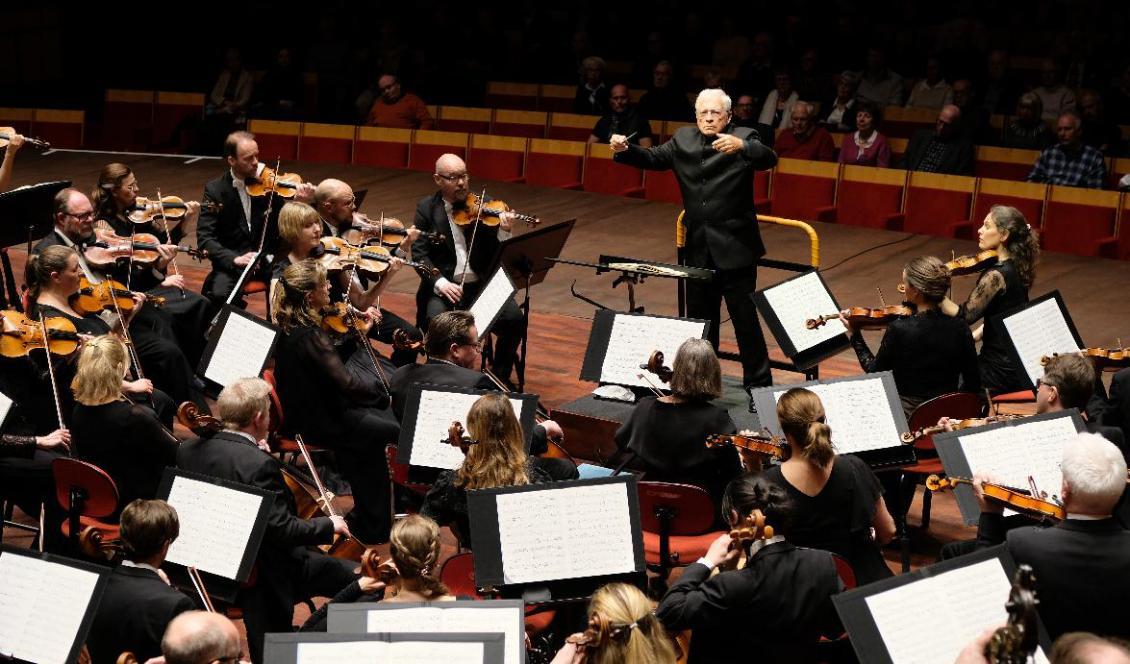 

Den österrikiske dirigenten och Brucknerkännaren Leopold Hager framförde Anton Bruckners omtyckta sjunde symfoni i E-dur. Foto: Arne Hyckenberg                                                                                        