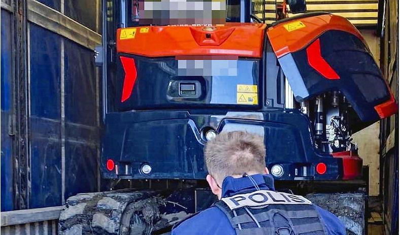 Entreprenadmaskiner är attraktiva. Här upptäcker polisen i Västra Götaland en grävmaskin i en polskregistrerad lastbil i en vägkontroll i februari.  Foto: Mikael Berglund