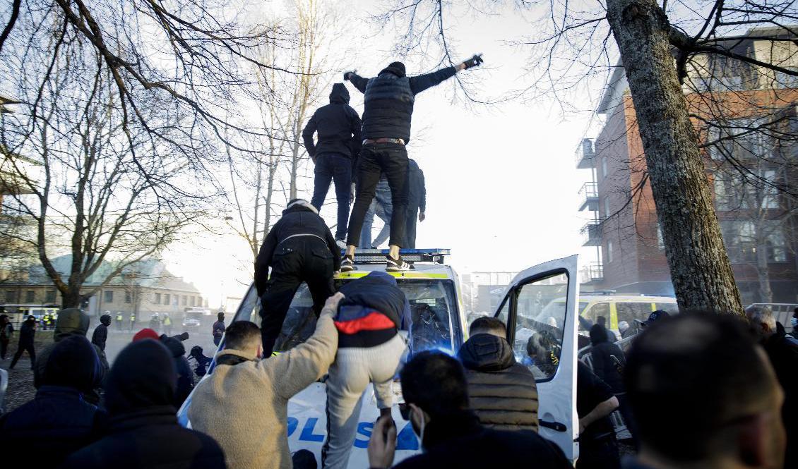 I samband med att den högerextreme politikern Rasmus Paludan fått tillstånd att arrangera en allmän sammankomst i Sveaparken i Örebro på långfredagen uppstod våldsamma upplopp. Foto: Pavel Koubek/TT