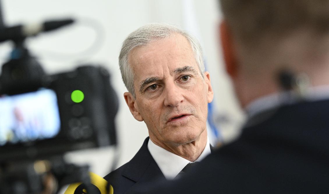 Norges statsminister Jonas Gahr Støre (S) intervjuas i samband med det indisk-nordiska toppmötet på Christiansborg i Köpenhamn. Foto: Johan Nilsson/TT